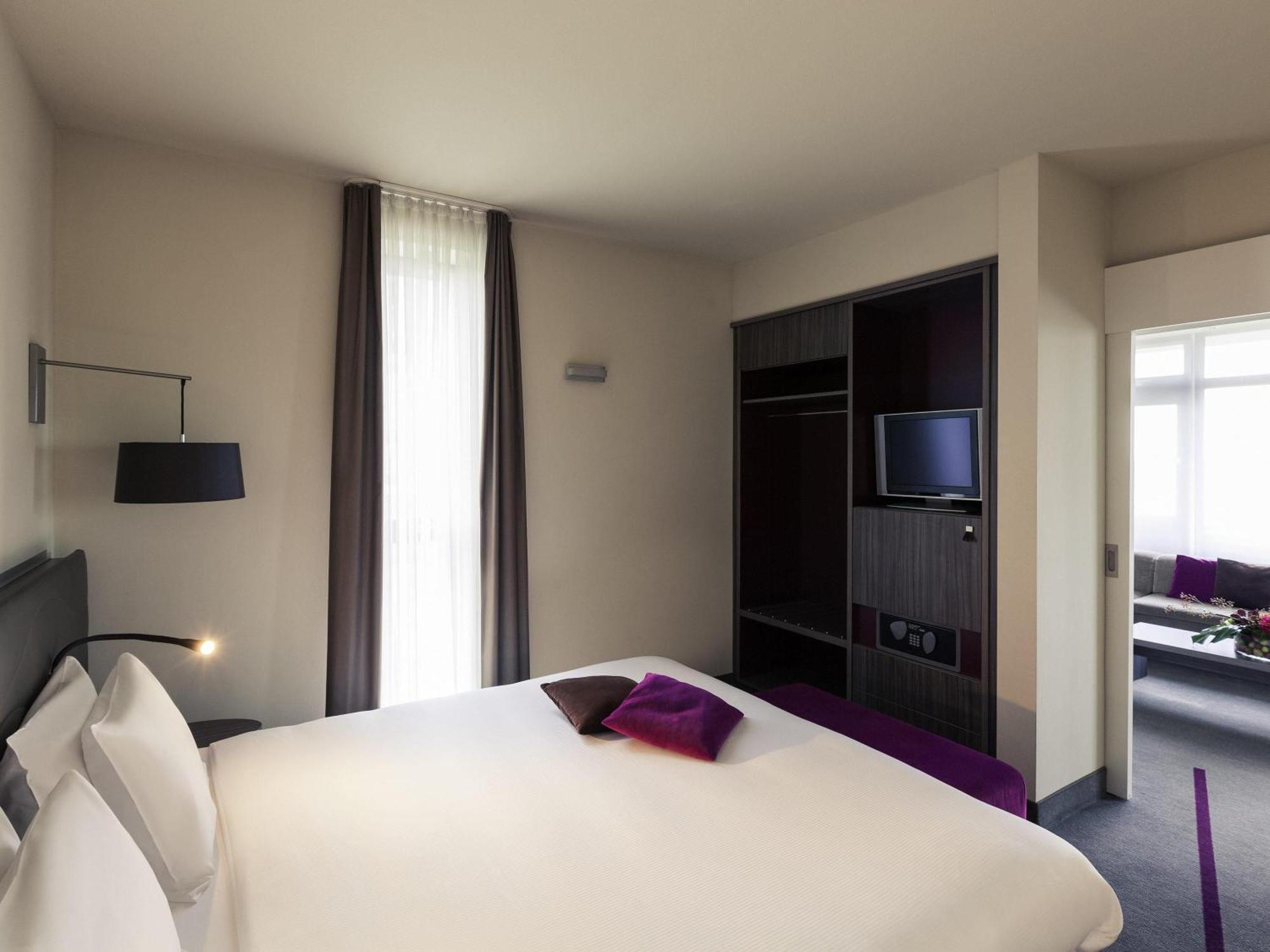 Suite mit Doppelbett und Wohnzimmer